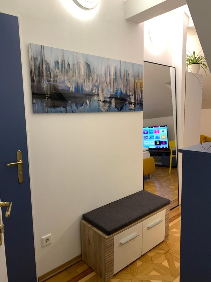באדן Small But Charming-Yellow Appartement מראה חיצוני תמונה