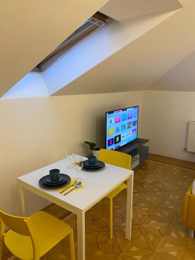 באדן Small But Charming-Yellow Appartement מראה חיצוני תמונה