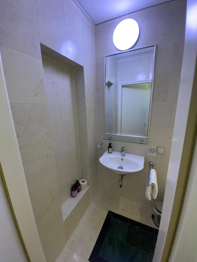 באדן Small But Charming-Yellow Appartement מראה חיצוני תמונה