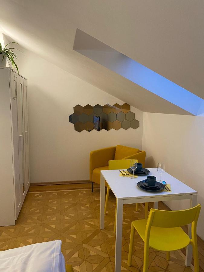 באדן Small But Charming-Yellow Appartement מראה חיצוני תמונה