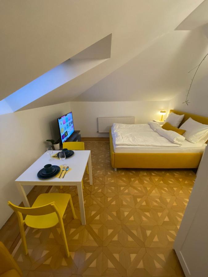 באדן Small But Charming-Yellow Appartement מראה חיצוני תמונה