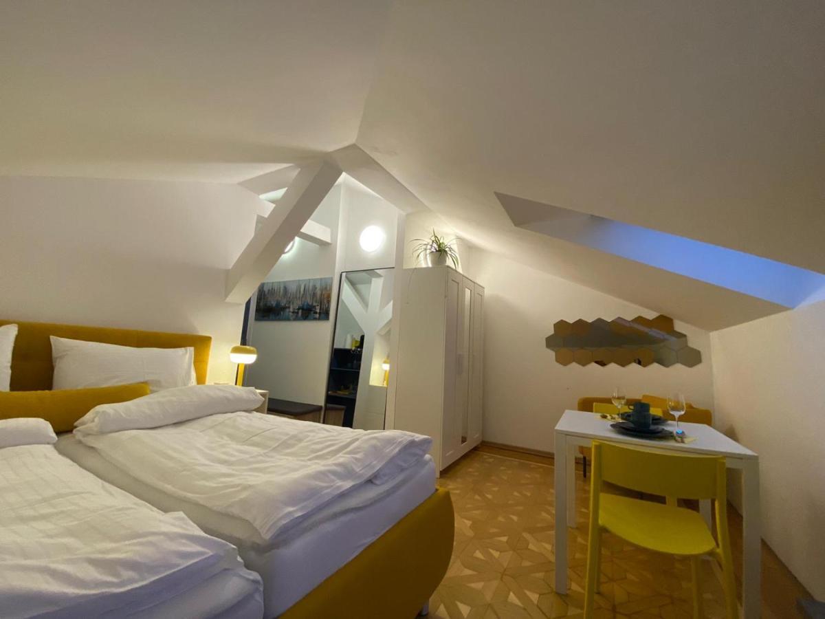 באדן Small But Charming-Yellow Appartement מראה חיצוני תמונה