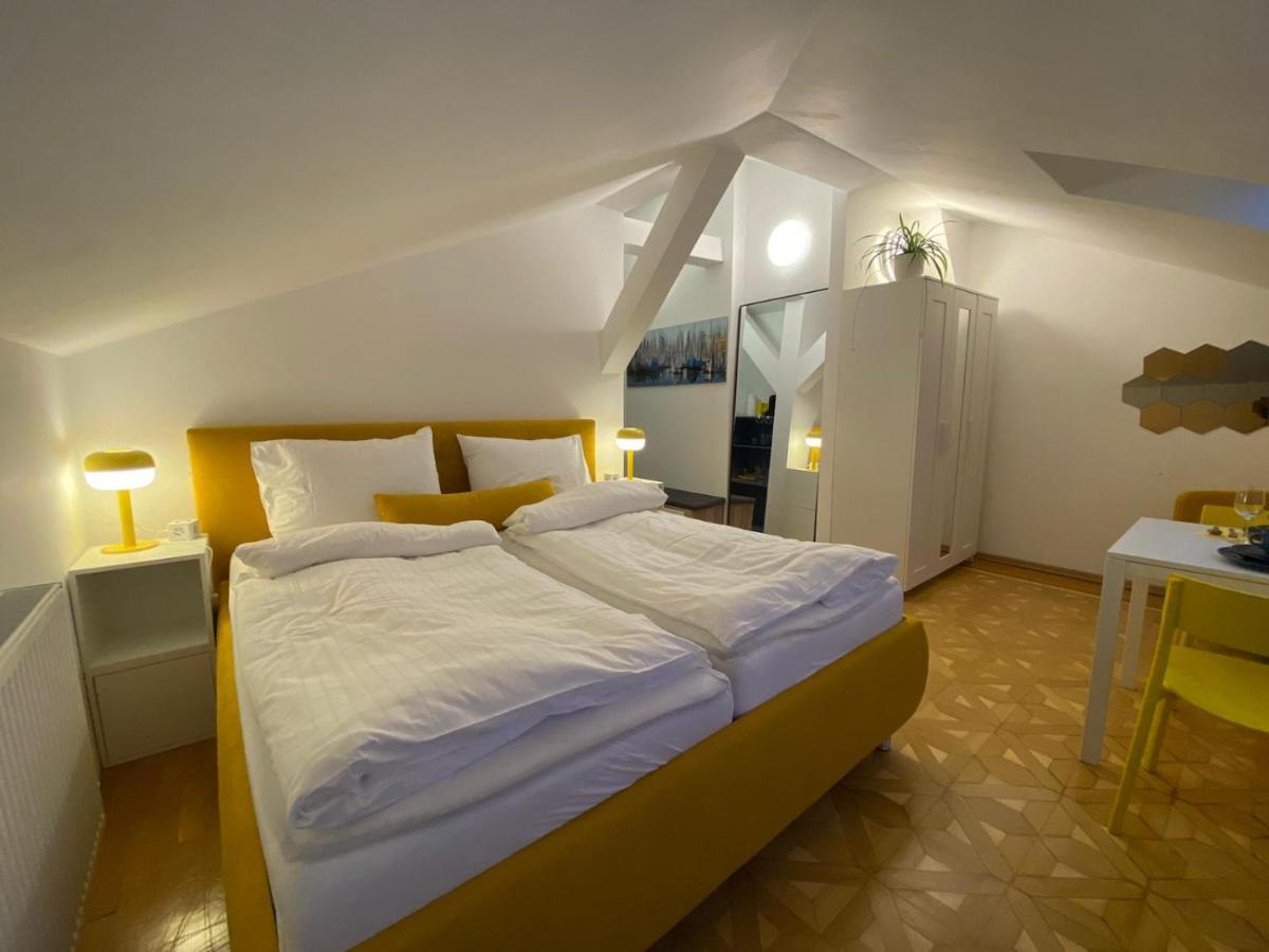 באדן Small But Charming-Yellow Appartement מראה חיצוני תמונה
